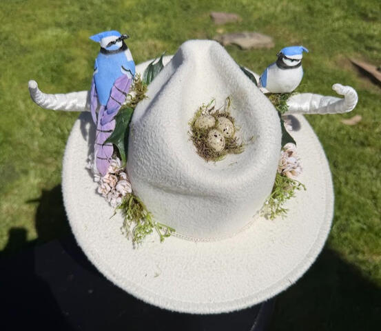 The front of the hat features a sodalite diamond piece for an extra blue accent. 3 eggs sit in the dip of the hat for safe keeping. Perfect for the bird-watcher / avian lover in your life! Horns are poseable.