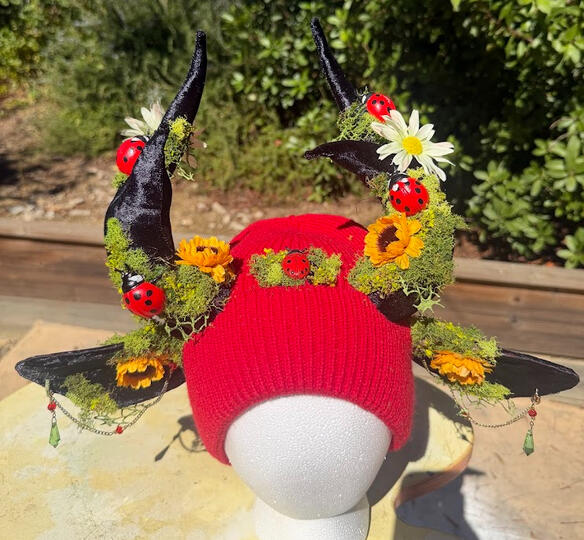 Sunflowers, daisies, and moss cover the antlers.