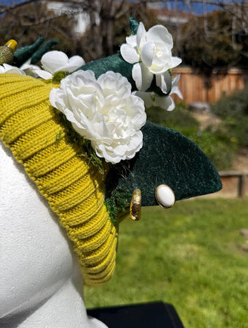 Perfect for the bird / parrot lover in your life! Horns are pose-able, earrings are pierceable & bendable. Beanie has an inner plush lining for xtra comfort.