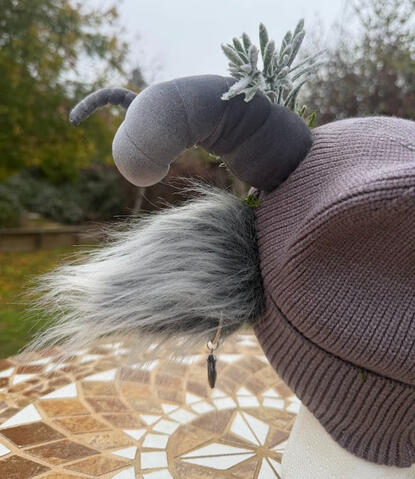 Back of the ears are fluffy black-to-white ombre.