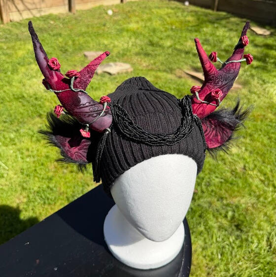The beads can sit along the top of the beanie or be flipped to the back. Antlers are poseable, ears are pierceable & bendable. Beanie is lined on the inside with a fluffy black plush material for xtra comfort.