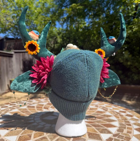 Teal beanie with matching teal velvet antlers. Antlers are poseable, ears are pierceable and bendable. This beanie does NOT have an inner lining.
